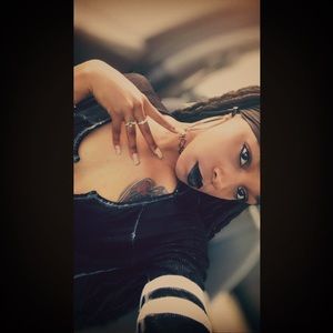 Wassup Loves 😍 I’m your new Posher ! 💖🌸💁🏽‍♀️